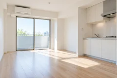家具の少ない明るいワンルームの室内